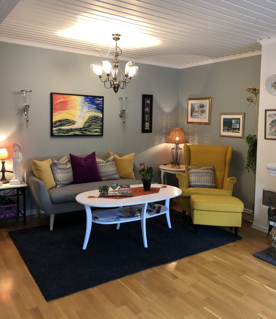 Det ble en helt annen lunhet når vi fikk tilbake farge på veggene etter oppussingen.