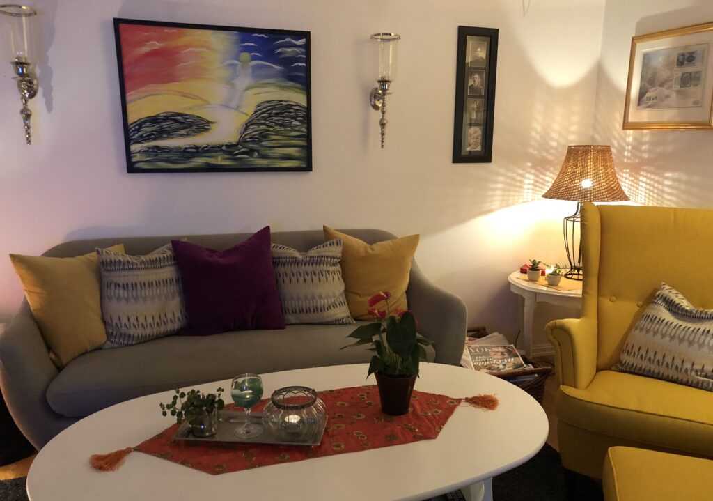 Slik var de Kritthvite veggene før oppussingen hvor vi fikk tilbake farge på veggene.