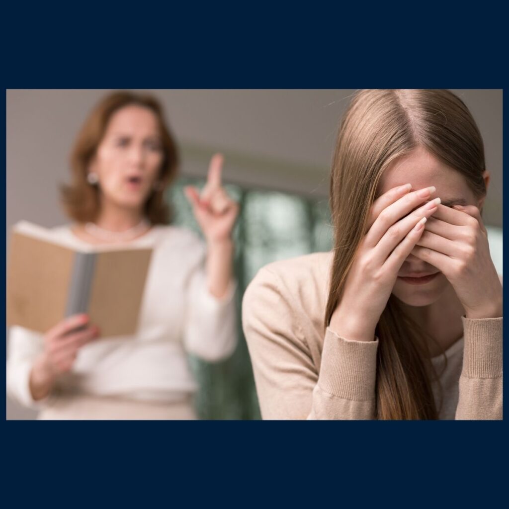 Bildet illustrere en kvinne med et ekslusivt sinne som går ut over den andre, som regel ligger det mer bak et slikt sinne.