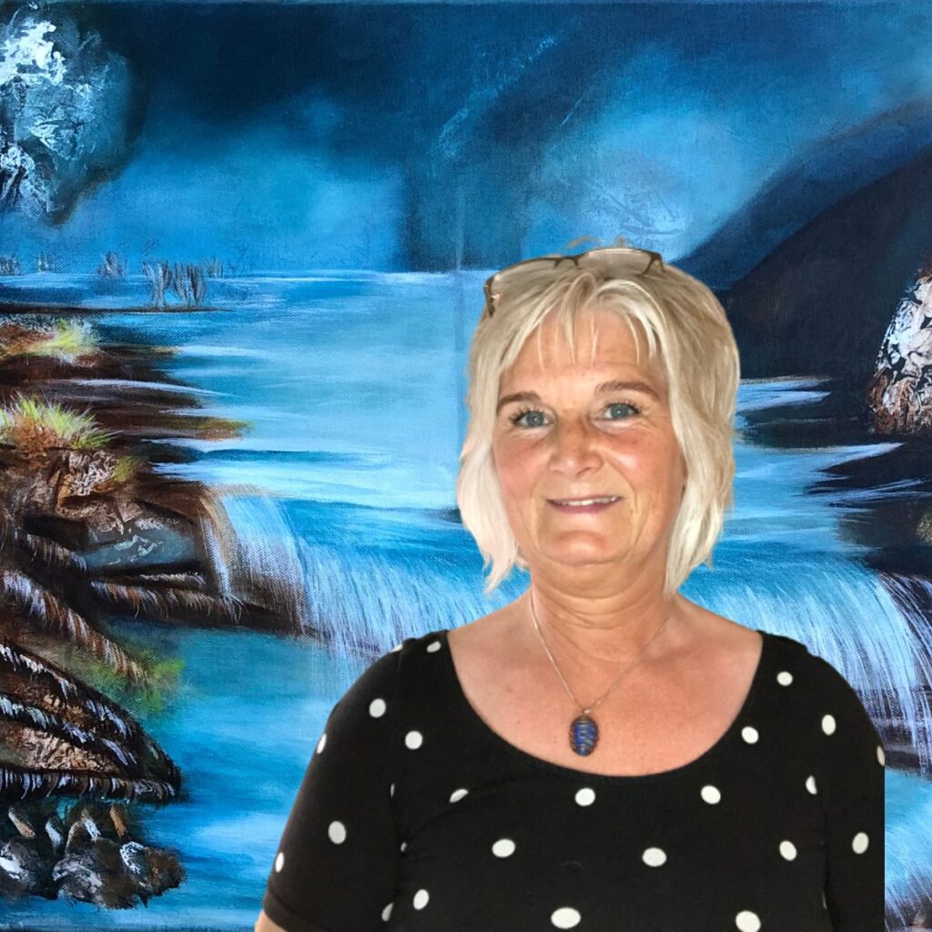 Anett-Kristin maler intuitiv. Her ser du hennes kunst